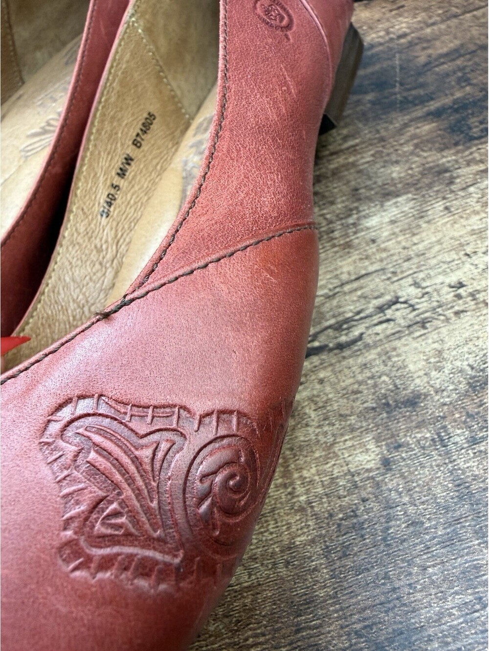 Børn Women’s Leather Ballet Flat Slip-On Embossed Floral Round Toe Red 9M - Picture 4 of 14